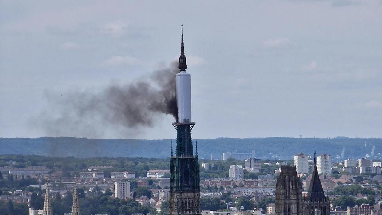 La flèche de la cathédrale de Rouen touchée par un incendie. [AFP - Patrick Streiff]