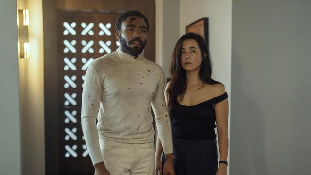 Donald Glover et Maya Erskine dans la série "Mr. and Mrs Smith". [Prime Amazon]