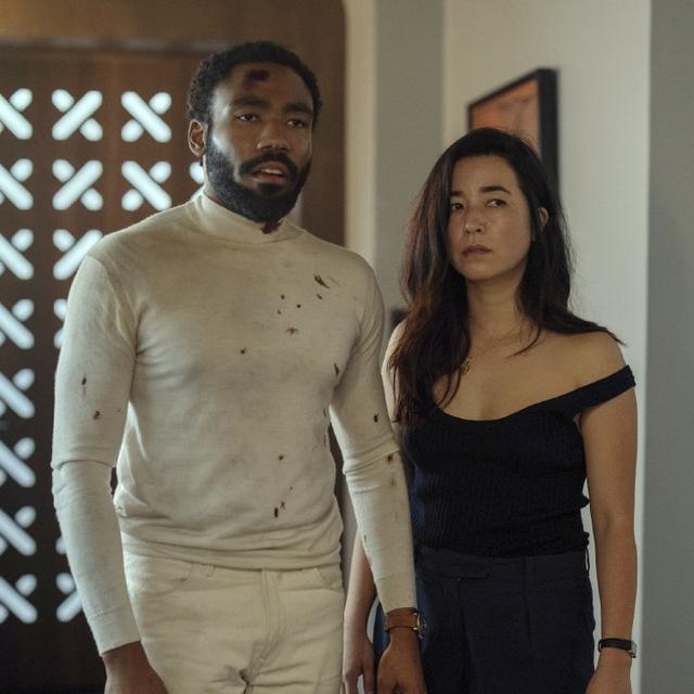 Donald Glover et Maya Erskine dans la série "Mr. and Mrs Smith". [Prime Amazon]