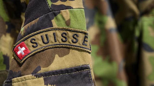 Le logo de l'armée suisse sur la tenue de camouflage de l'armée suisse. [KEYSTONE - Laurent Gillieron]