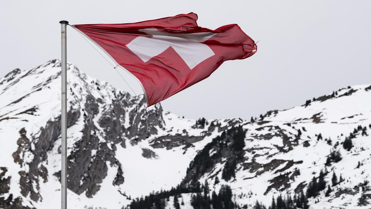 Des rafales de vent de plus de 180 km/h dans les Alpes suisses. [keystone - Jean-Christophe Bott]