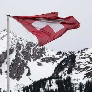 Des rafales de vent de plus de 180 km/h dans les Alpes suisses. [keystone - Jean-Christophe Bott]