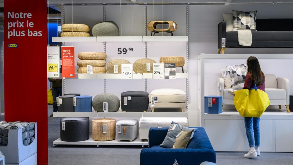 L'ouverture d'Ikea à Riddes (VS) témoigne de l'hégémonie de deux acteurs sur le marché du meuble en Suisse, le géant suédois et l'autrichien XXXLutz. [KEYSTONE - JEAN-CHRISTOPHE BOTT]