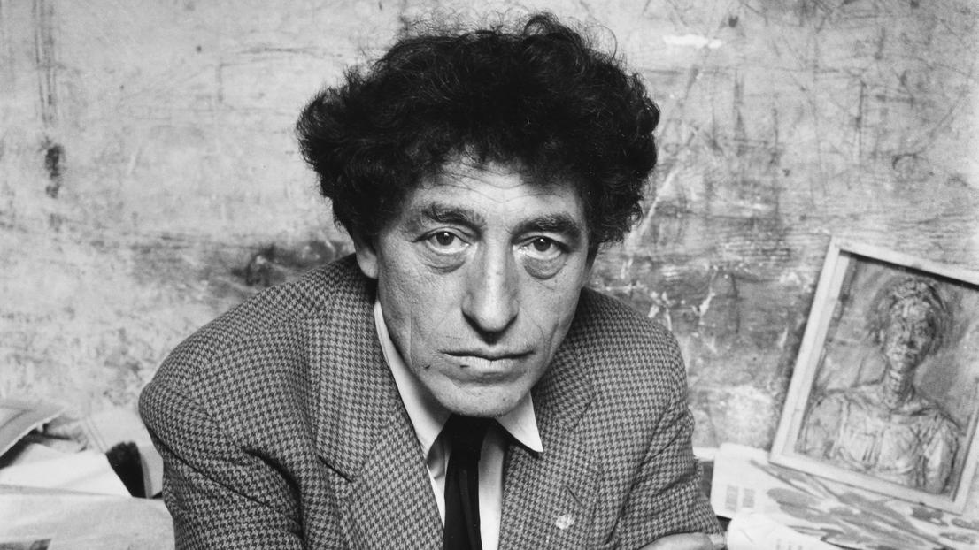 Alberto Giacometti dans son atelier parisien tel qu'il apparaît dans le film "Les Giacometti" de Susanna Fanzun. [Vinca Films]