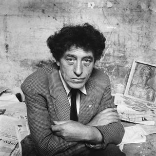 Alberto Giacometti dans son atelier parisien tel qu'il apparaît dans le film "Les Giacometti" de Susanna Fanzun. [Vinca Films]