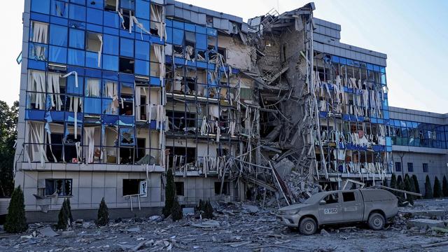Une frappe russe sur Kharkiv a détruit le bâtiment de l'ONG Fondation Suisse de Déminage. [Reuters]