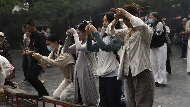 Des fidèles chinois priant au temple Lama à Pékine en mai 2024. [Keystone - AP Photo/Ng Han Guan)]