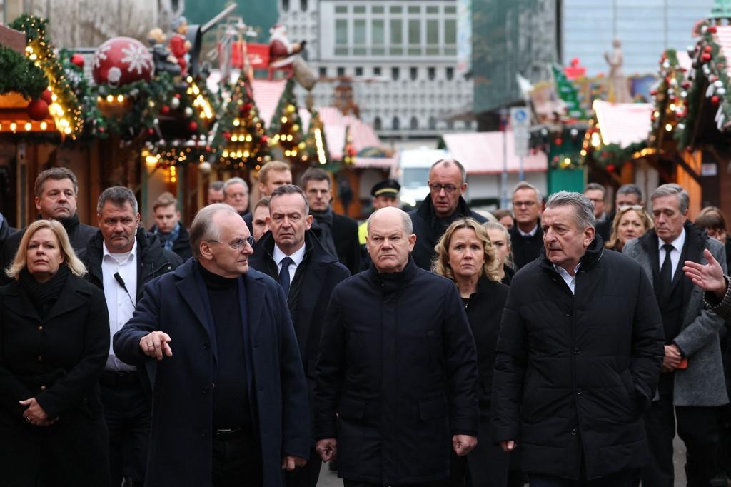 Olaf Scholz est arrivé samedi matin à Magdebourg pour se recueillir sur les lieux de l'attaque. [AFP - RONNY HARTMANN]