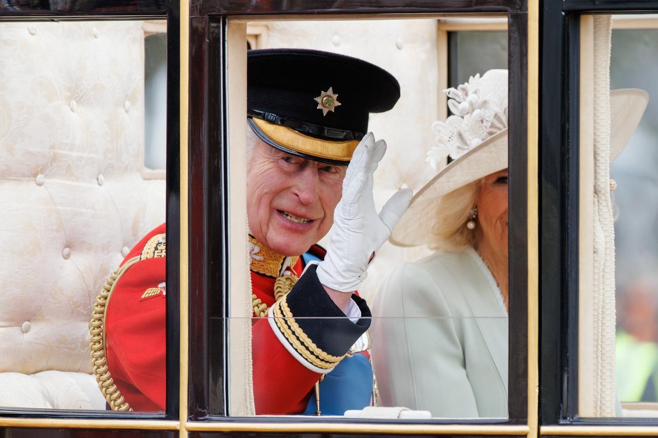 Le roi Charles III, également atteint d'un cancer et en cours de traitement, a parcouru le Mall, dans un carrosse accompagné de la reine Camilla. [KEYSTONE - TOLGA AKMEN]