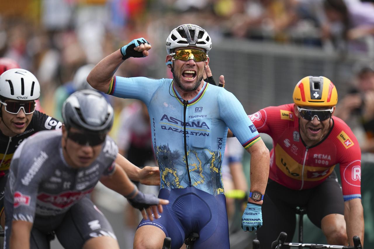 A peine la ligne d'arrivée franchie, Mark Cavendish a été chaudement félicité par ses adversaires. [KEYSTONE - DANIEL COLE]