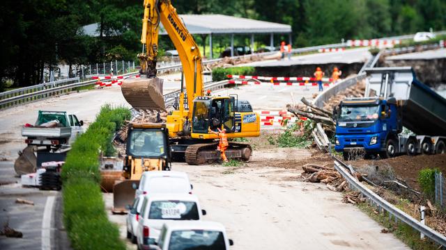 Les premiers travaux de réparation ont commencé lundi sur l'A13 dans le Val Mesolcina (GR) après les intempéries de vendredi soir. [KEYSTONE - SAMUEL GOLAY]