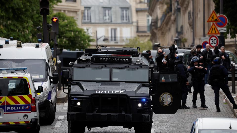 La police française a bouclé vendredi le consulat iranien à Paris où un homme menace de se faire exploser, a rapporté la radio française Europe 1 sur X. [REUTERS - Benoit Tessier]