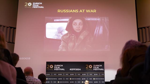 Le Festival du film de Zurich ne projettera finalement pas publiquement "Russians at War". [Keystone - Michael Buholzer]