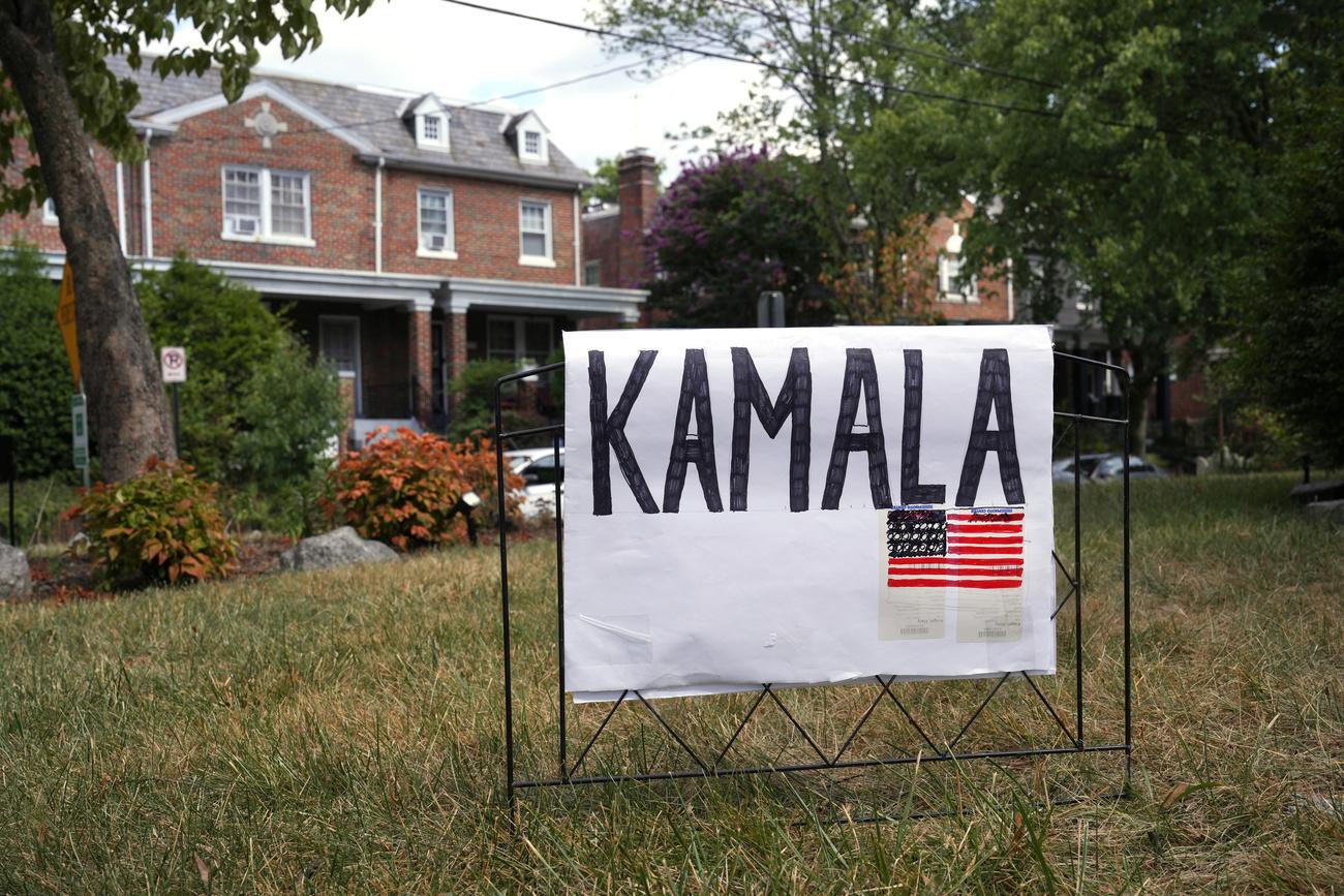 Une pancarte de soutien à la vice-présidente Kamala Harris sur une pelouse à Washington le dimanche 21 juillet 2024. [KEYSTONE - JACQUELYN MARTIN]