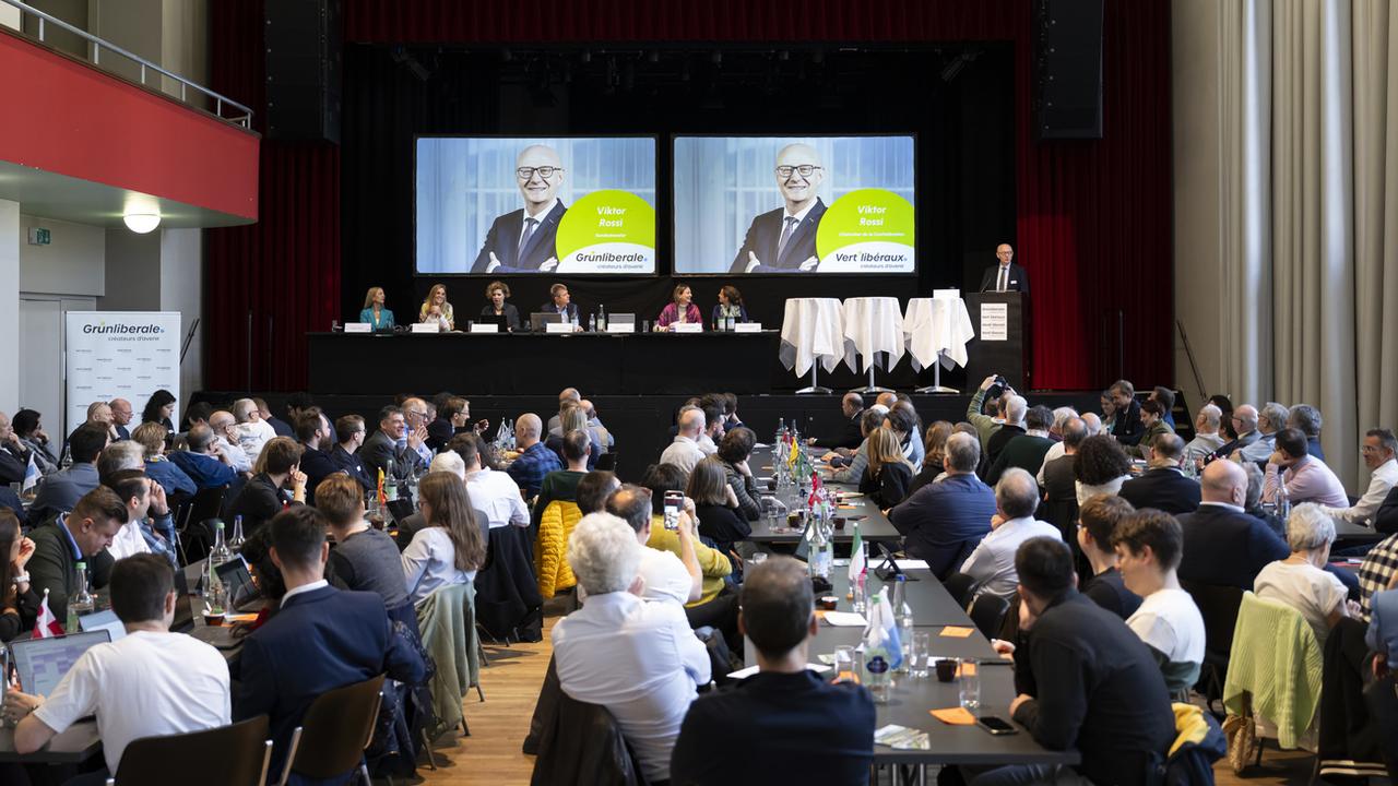 La 54e assemblée des délégués du Parti vert libéral suisse (PVL), le samedi 27 avril 2024 à Bienne. [Keystone - Anthony Anex]