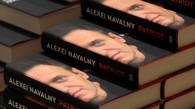 Sortie mondiale de "Patriote", mémoires posthumes de l'opposant russe Alexeï Navalny. [AFP - ADRIAN DENNIS]