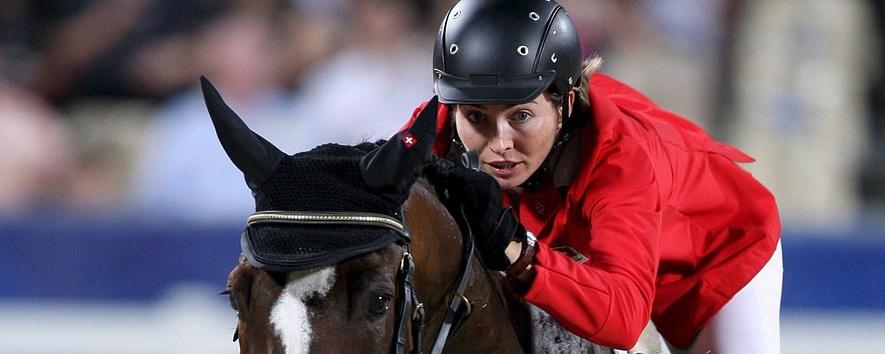 Christina Liebherr de la Suisse sur son cheval No Mercy participe à la compétition de saut d'obstacles par équipe à Hong Kong le 18 août 2008. [EPA - Keystone - Harish Tyagi]