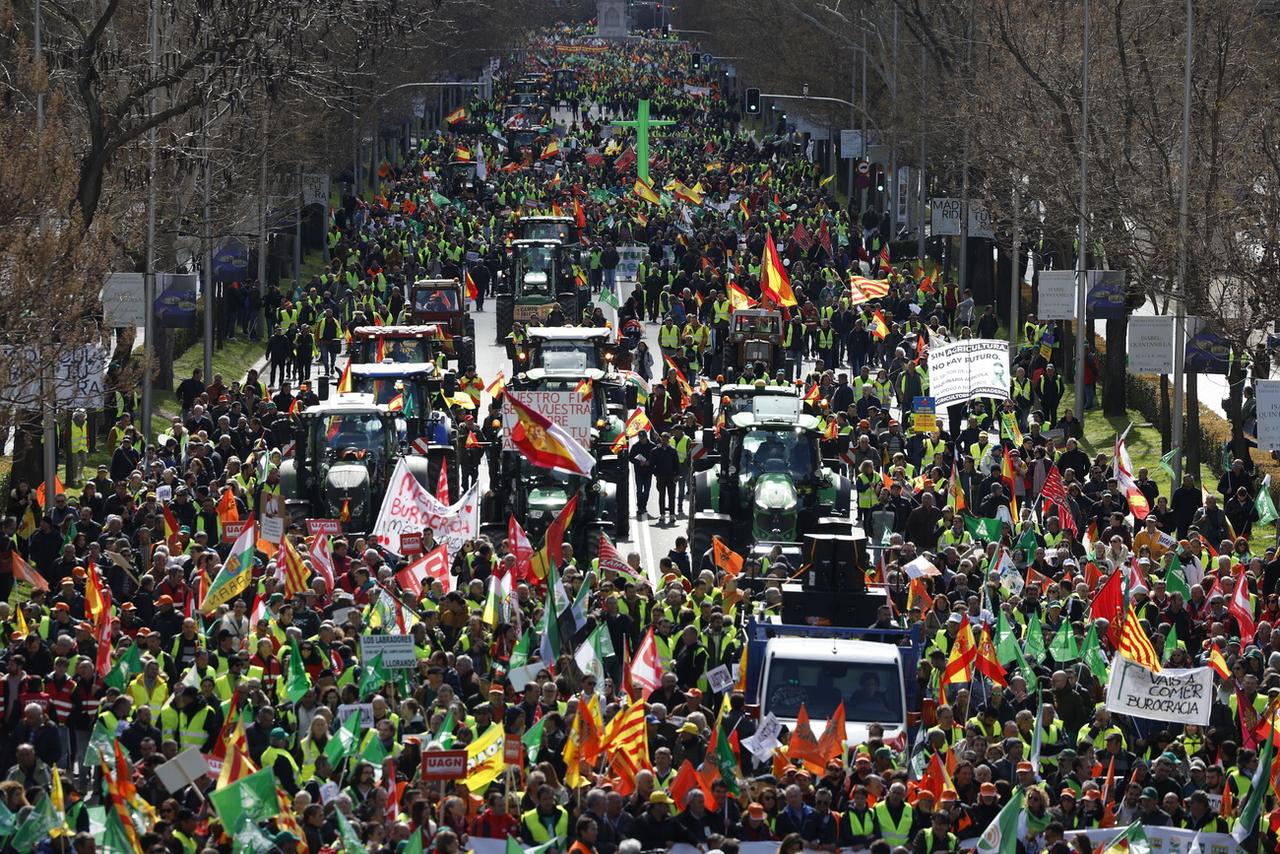 Des centaines de tracteurs paralysent lundi le centre de Bruxelles, en marge d'une réunion des ministres de l'Agriculture de l'Union européenne. [Keystone - J.J. Guillen - EPA]