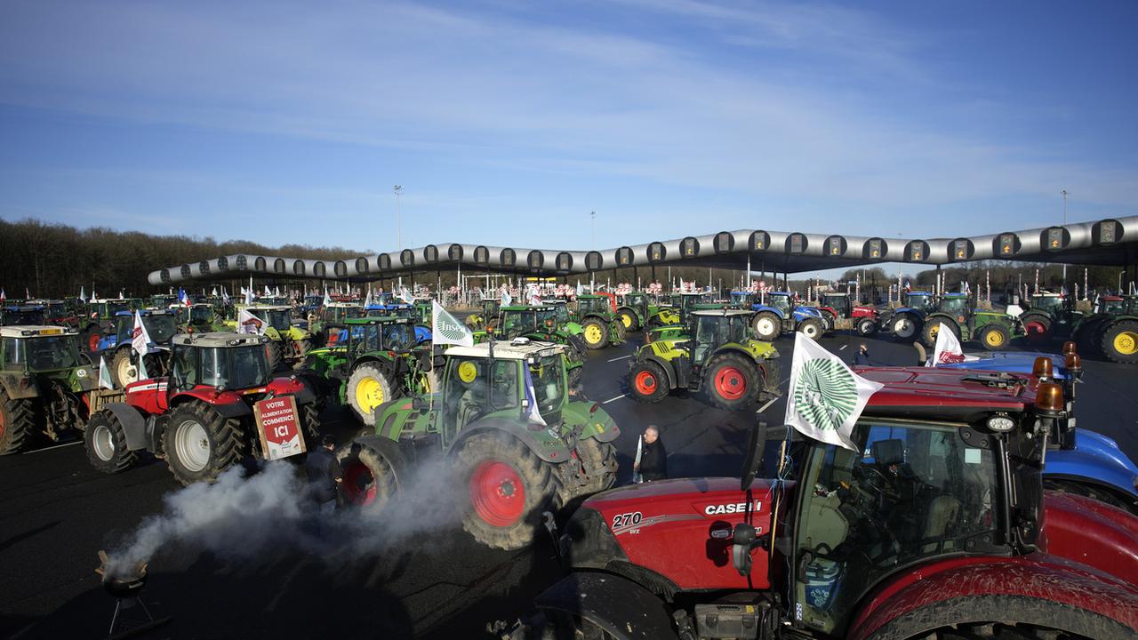 Des agriculteurs bloquent l'autoroute de Saint-Arnoult, au sud de Paris, vendredi 26 janvier 2024. [Keystone - AP Photo/Christophe Ena]