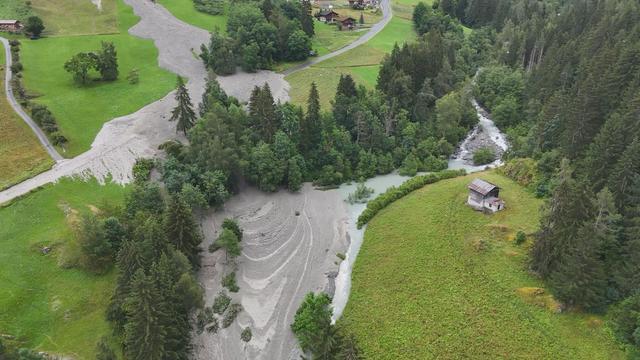 La lave torrentielle pourrait former un bouchon dans la rivière. Les autorités craignent une rupture qui provoquerait des dégâts.