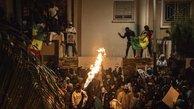 Une foule en liesse a accueilli la libération des opposants Ousmane Sonko et Bassirou Diomaye Faye. [AFP - John Wessels]