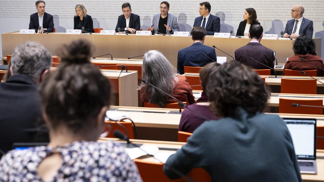 Le conseiller national Vert fribourgeois Gerhard Andrey au milieu, parle à côté de Thomas Vellacott, PDG du WWF Suisse, de la conseillère nationale Kathrin Bertschy (Vert'libéraux/Berne), de Michael Malquarti, responsable des risques chez QUAERO CAPITAL, du conseiller national Marc Jost (PEV/Berne), de la conseillère nationale et coprésidente du parti PS Mattea Meyer, du conseiller national Stefan Mueller-Altermatt (Centre/Soleure), de gauche à droite. [keystone - Anthony Anex]