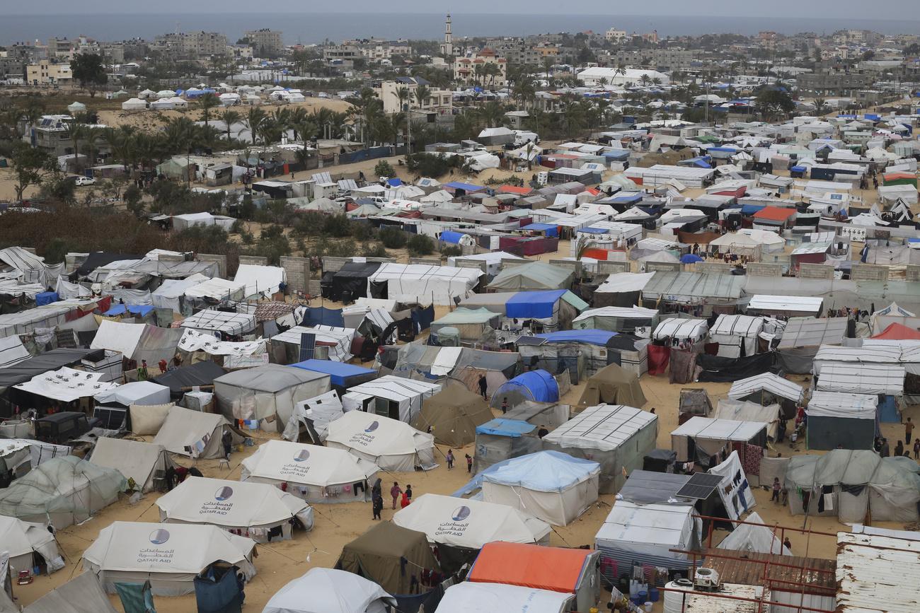 Un campement de tentes pour loger les déplacés de la bande de Gaza autour de la ville de Rafah. [KEYSTONE - HATEM ALI]