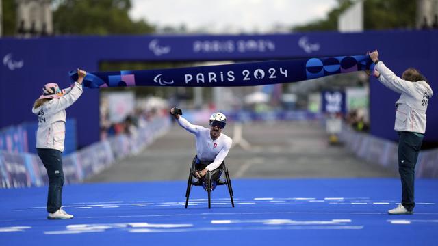 Marcel Hug a remporté sa première médaille d'or de ces Jeux parisiens lors du marathon T54. Paris, le 8 septembre 2024. [AP Photo/KEYSTONE - Thibault Camus]