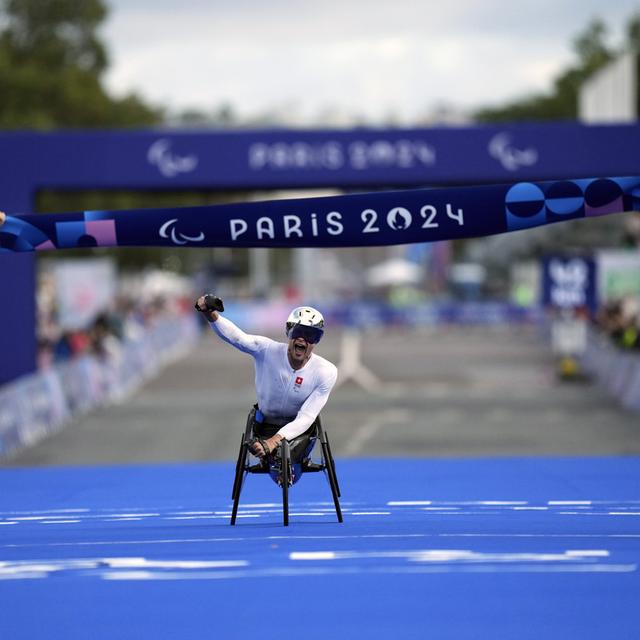 Marcel Hug a remporté sa première médaille d'or de ces Jeux parisiens lors du marathon T54. Paris, le 8 septembre 2024. [AP Photo/KEYSTONE - Thibault Camus]