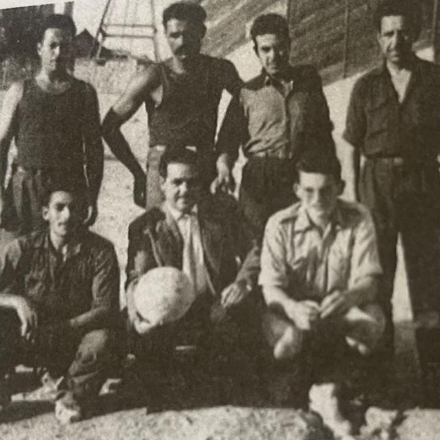 Photo souvenir avec des militants du FLN dans un centre de regroupement à Lyon [DR - Collection privée Abdelmadijd Sana]