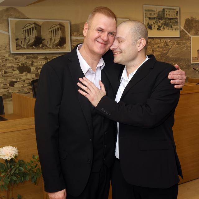 Photo de mariage de Stavros Gavrilia (à gauche) et son compagnon, premier couple gay à s'être mariés en Grèce [Joël Bronner]