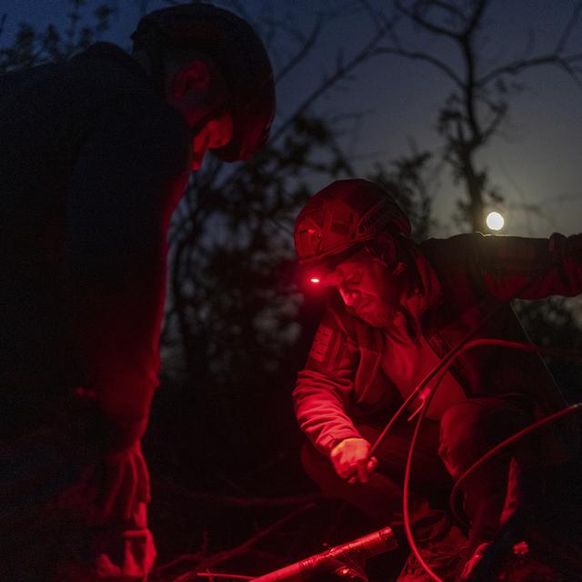 Deux militaires ukrainiens réparent une antenne à l'est. [Keystone/AP Photo - Alex Babenko]