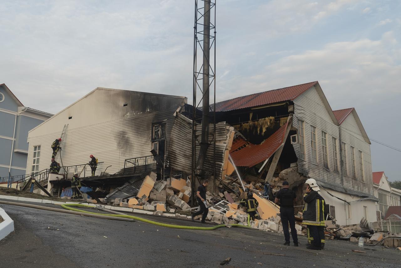 Les pompiers éteignent un incendie après qu'une roquette a touché un bâtiment d'un établissement scolaire à Kiev, le lundi 2 septembre 2024. [KEYSTONE - VASILISA STEPANENKO]