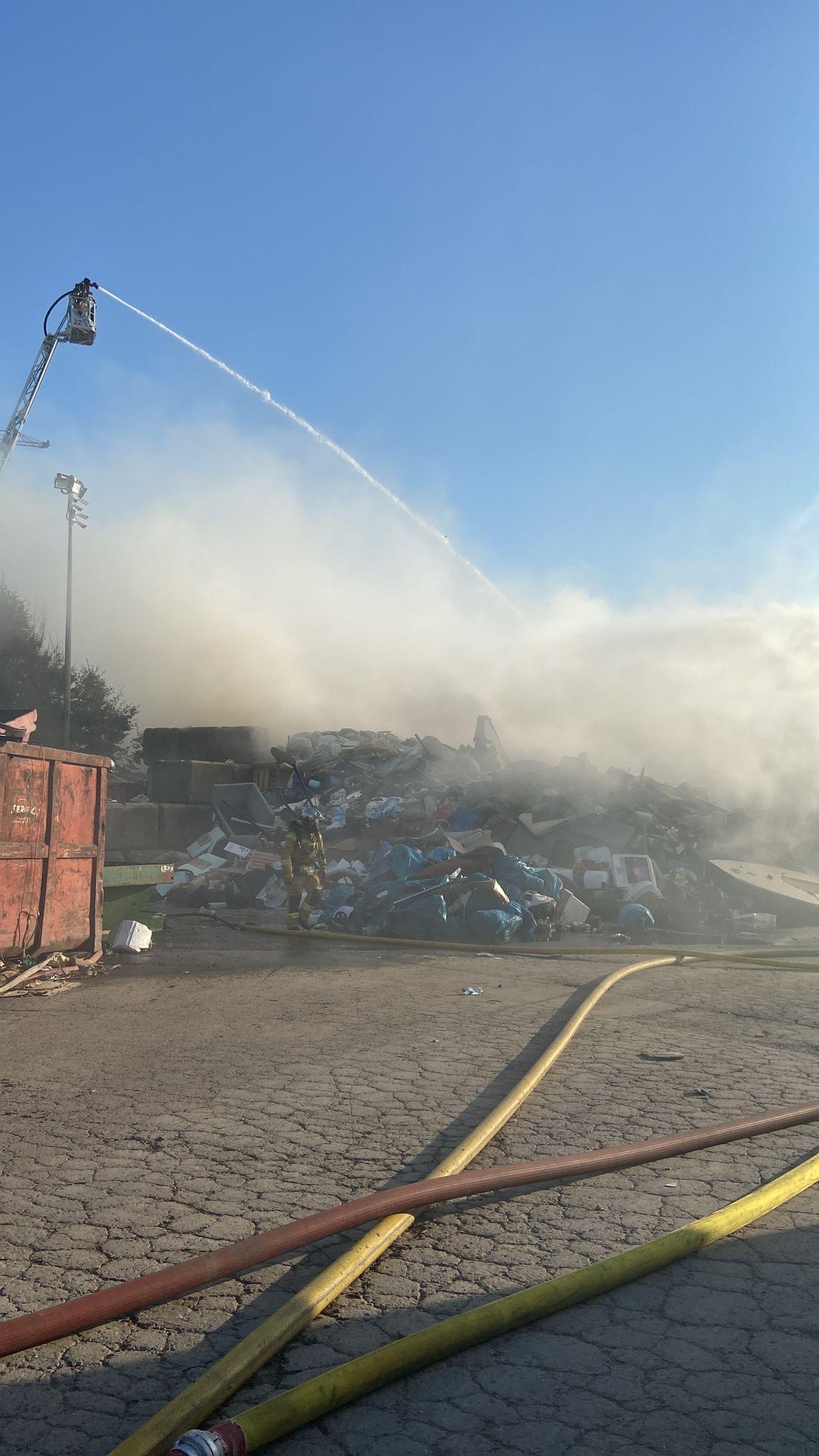 Quelque 400 m2 de déchets sont en feu, ont indiqué les pompiers genevois.