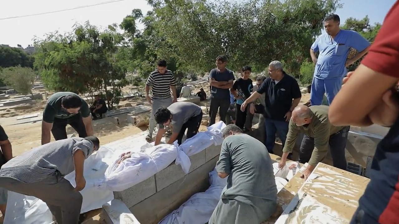 Des Gazaouis enterrent les corps de leurs proches décédés dans un bombardement. [Top Hat / ITV]