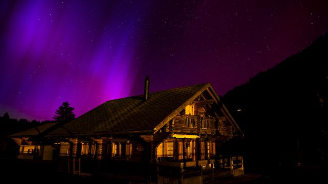 Une aurore boréale visible au Col des Mosses (VD), samedi 11 mai 2024. [KEYSTONE - JEAN-CHRISTOPHE BOTT]