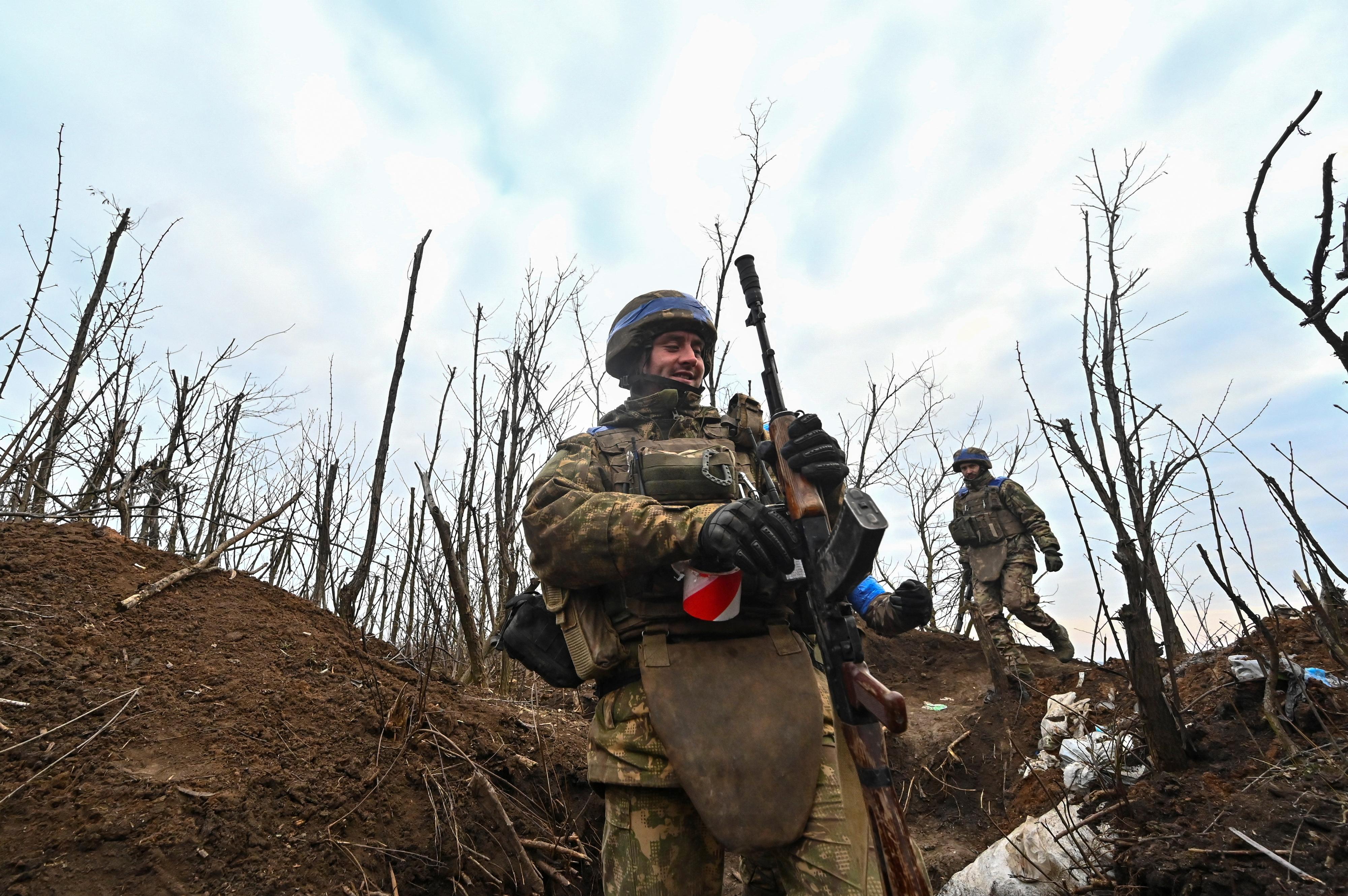 Des militaires ukrainiens de la 65e Brigade mécanisée des forces armées ukrainiennes sont vus dans une tranchée près du village de première ligne de Robotyne, dans la région de Zaporijjia, le 21 février 2024. [REUTERS - STRINGER]