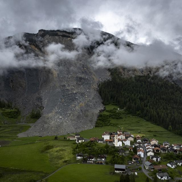 Le village de Brienz (GR) après l'éboulement de juin 2023. [Keystone]