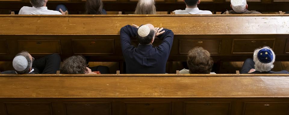 Die Gemeinde wohnen der feierlichen Inauguration des neuen Rabbiners der Juedischen Gemeinde Bern, der deutscher Jehoschua Ahrens, am Donnerstag, 19. Oktober 2023 in der Synagoge in Bern waehrend der Feier seiner Inauguration. (KEYSTONE/Anthony Anex) [Keystone - Anthony Anex)]