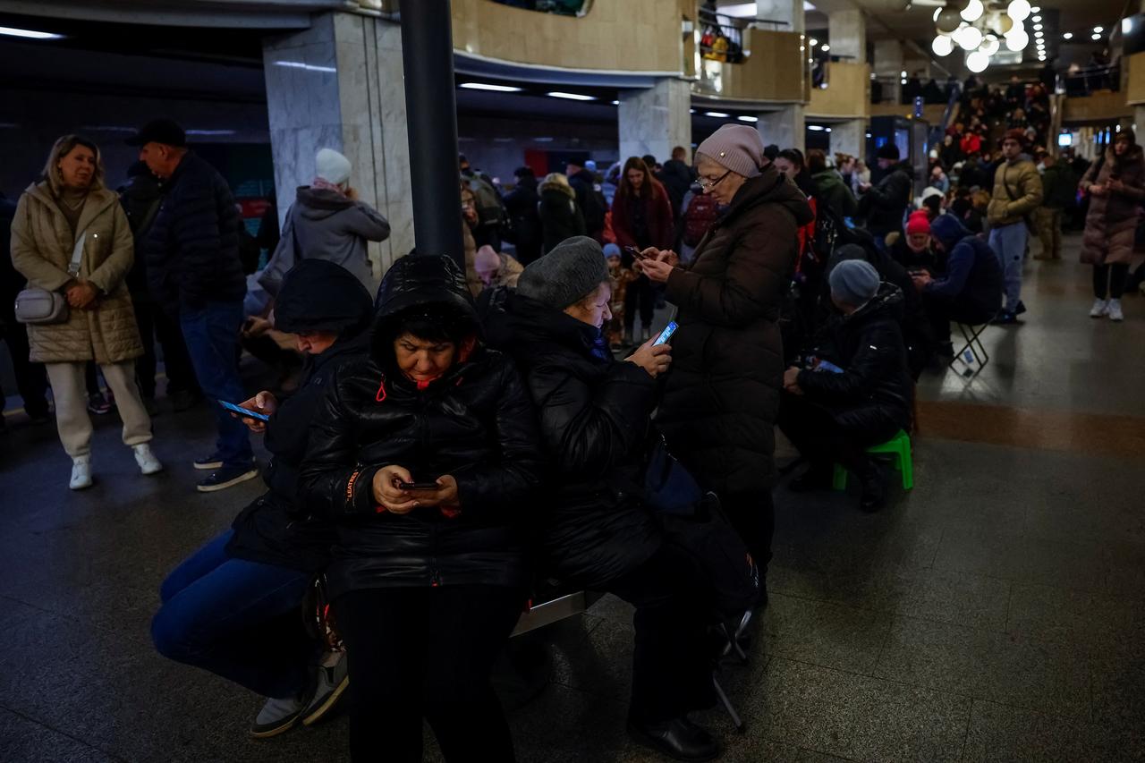 Des personnes réfugiées dans le métro de Kiev. [REUTERS - Alina Smutko]