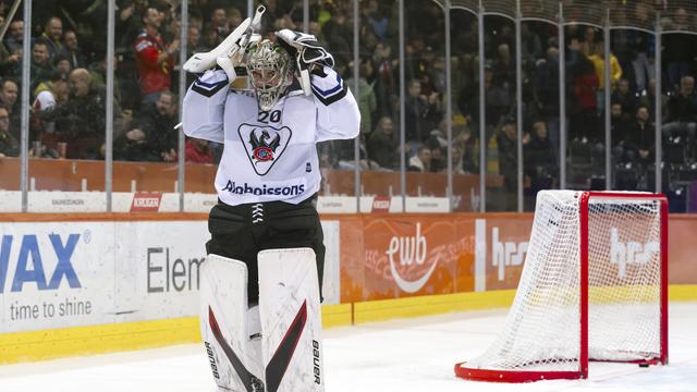 Reto Berra est complètement sorti de son match après le cinquième but bernois. [KEYSTONE - ANTHONY ANEX]