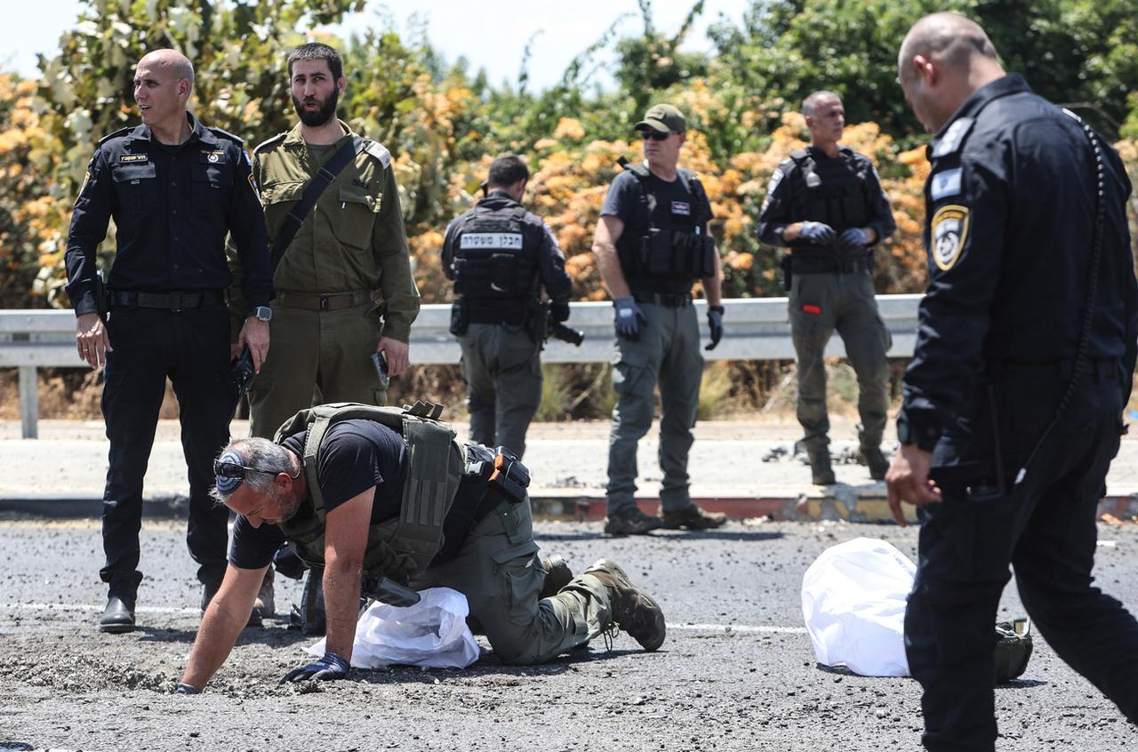 La police israélienne déployée sur le site de l'attaque de drone par le Hezbollah, à Nahariya dans le nord du pays. [KEYSTONE - JINI]