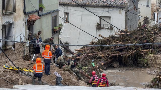 Des membres de l'armée espagnole et des services d'urgence secourent des personnes piégées dans leurs maisons après des inondations à Letur, Albacete, mardi 29 octobre 2024. [AP - Víctor Fernández]