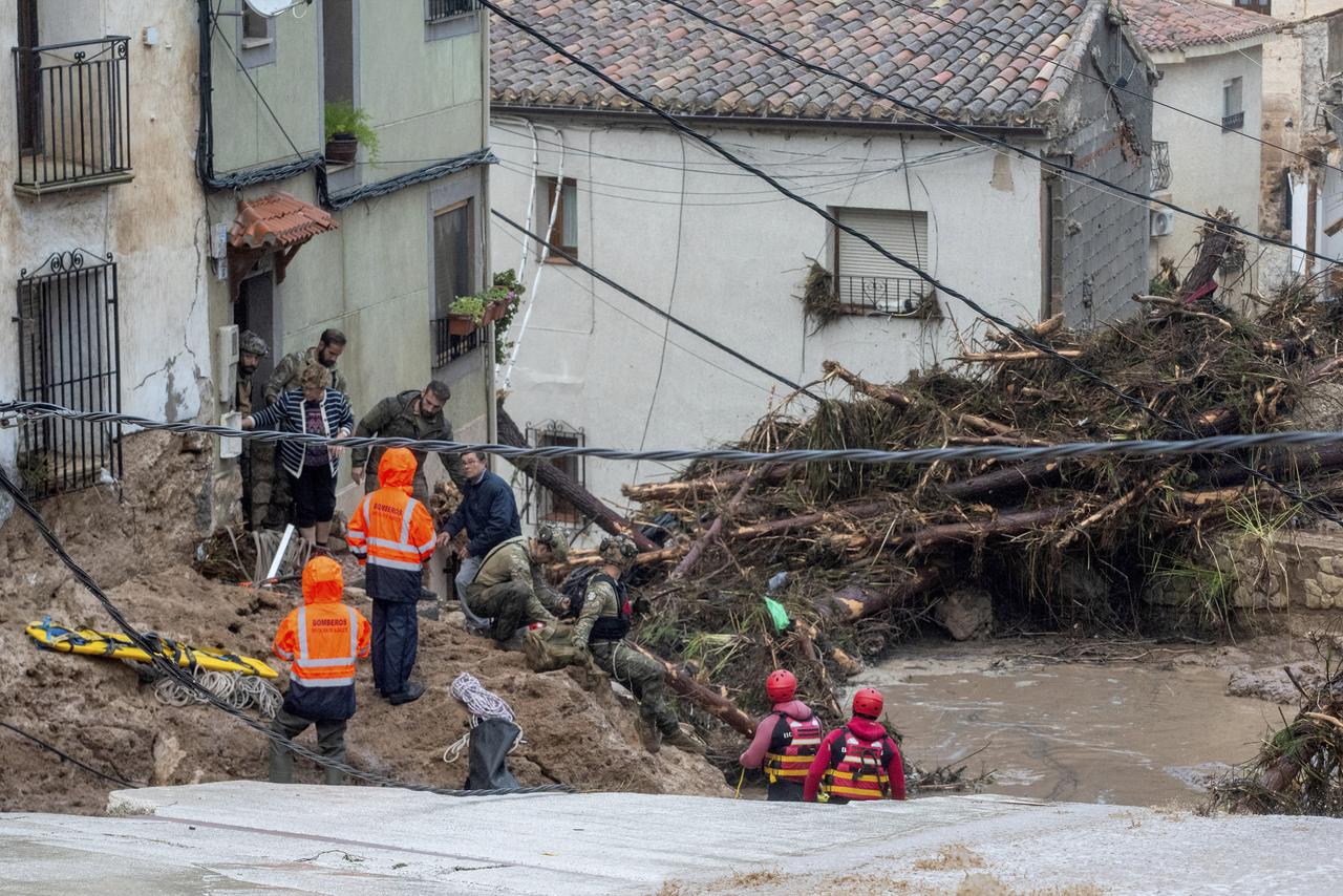 Des membres de l'armée espagnole et des services d'urgence secourent des personnes piégées dans leurs maisons après des inondations à Letur, Albacete, mardi 29 octobre 2024. [AP - Víctor Fernández]