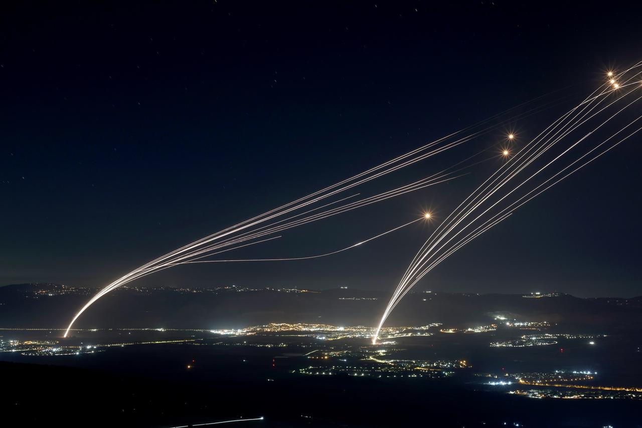 Des projectiles ont été tirés depuis le système de défense aérienne israélien Iron Dome pour intercepter des missiles tirés depuis le  Liban, au-dessus de la Haute Galilée. [KEYSTONE - ATEF SAFADI]