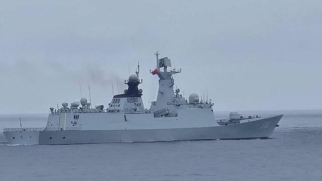 Cette photo prise et diffusée par les garde-côtes taïwanais le 23 mai 2024 montre un navire militaire chinois au nord-ouest de l'île de Pengjia, au large de la côte nord de Taïwan. [AFP - TAIWAN COAST GUARD]