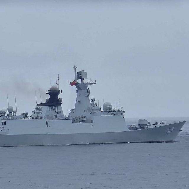 Cette photo prise et diffusée par les garde-côtes taïwanais le 23 mai 2024 montre un navire militaire chinois au nord-ouest de l'île de Pengjia, au large de la côte nord de Taïwan. [AFP - TAIWAN COAST GUARD]