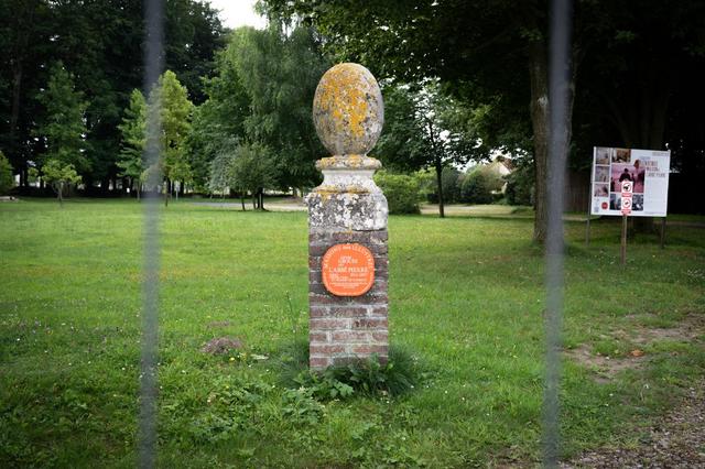 Le lieu de mémoire d'Esteville, près de Rouen, dédié à l'abbé Pierre, sera fermé. [AFP - LOU BENOIST]