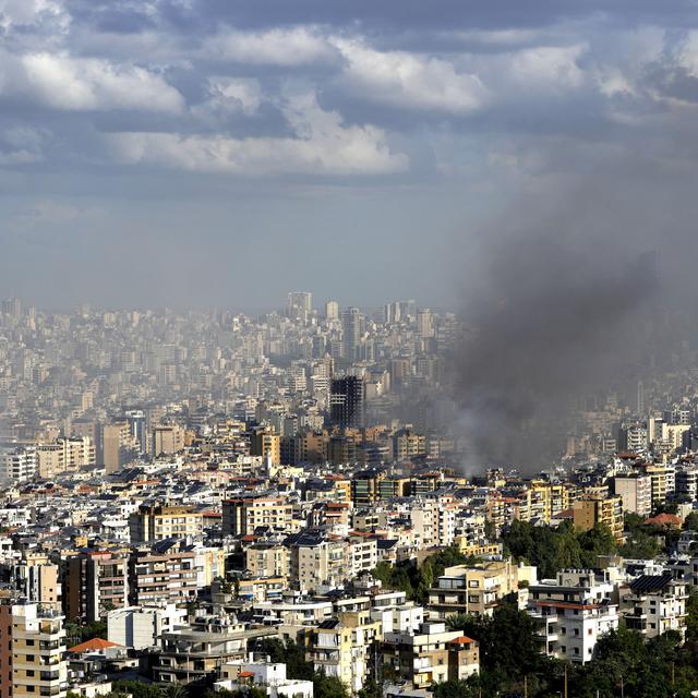 De la fumée s'élève sur des quartiers de Beyrouth (Liban) frappés par l'armée israélienne. [Keystone/AP Photo - Hussein Malla]