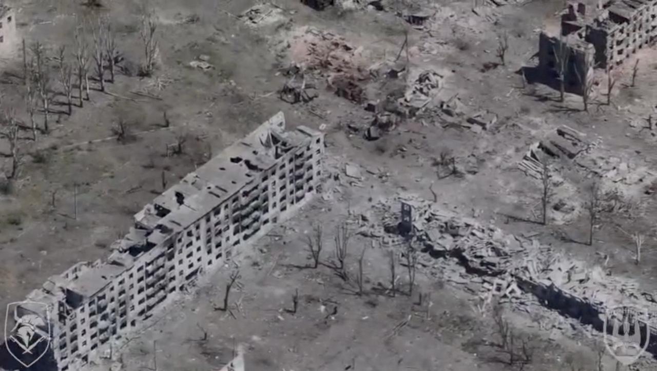 Une vue aérienne de la ville de Tchassiv Iar, ravagée par les bombardements russes. [via REUTERS - 18th Slavic Brigade of the NGU]